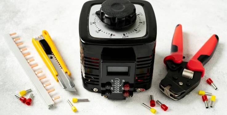 Znaczenie odpowiedniego napięcia i częstotliwości w montażu kompensatorów.