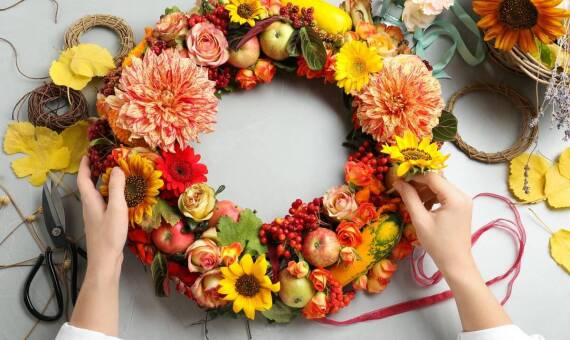 Nowoczesne podejście do tradycyjnych pogrzebowych wieńców – co się zmienia?