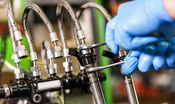 Komputerowa diagnostyka w naprawie wtryskiwaczy: kluczowe zalety