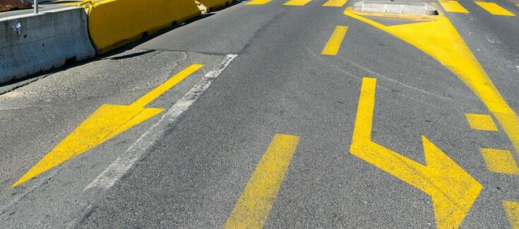 Jakie są kluczowe zalety stosowania drogowych słupków?