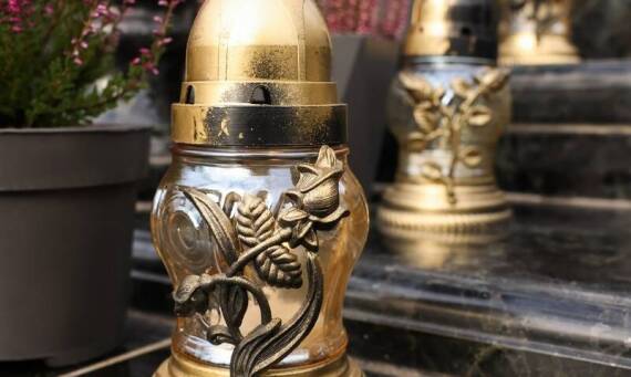 Podstawki pod znicze – kluczowy element każdej nagrobnej dekoracji