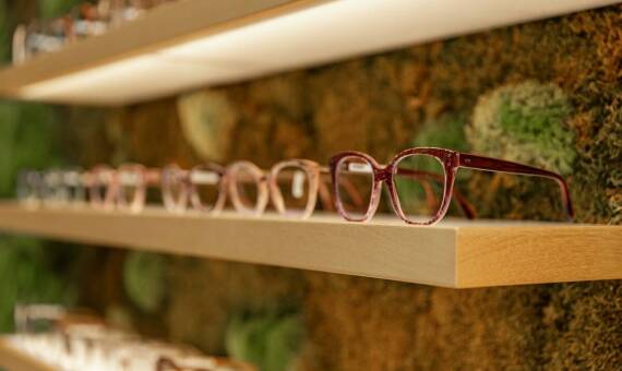 Trwałość i jakość materiałów w sklepowych meblach – na co zwrócić uwagę?