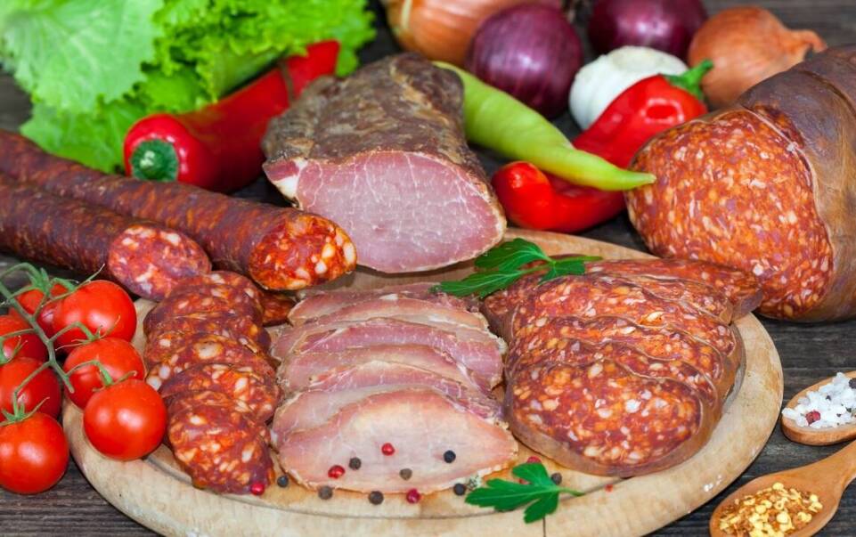 Różnorodność oferty mięsnej w pomorskiej masarni – co warto wypróbować?