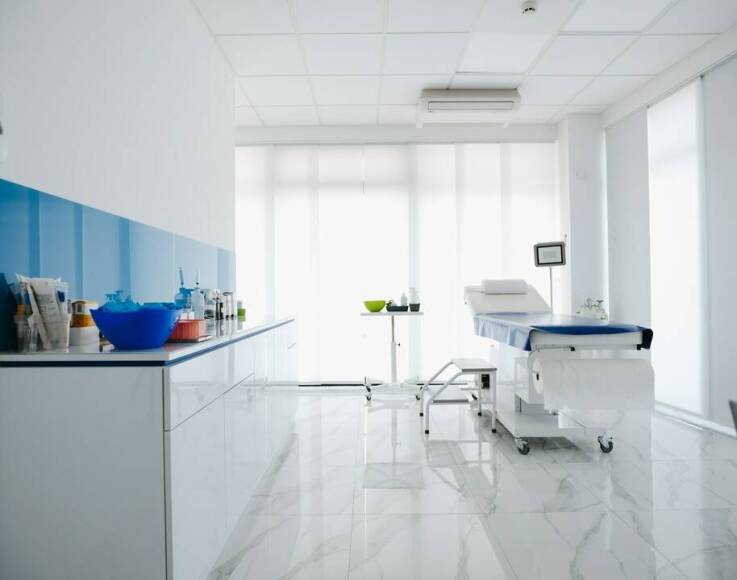 Jakie są kluczowe aspekty przy wyborze wyposażenia do gabinetów lekarskich?