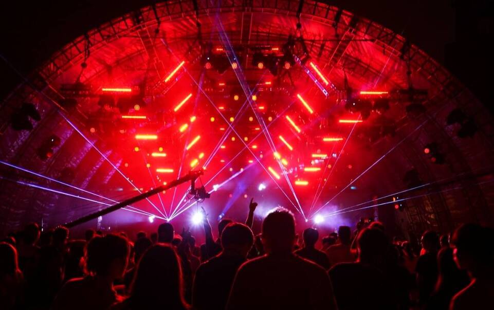 Wynajem sceny: jak zapewnić bezpieczeństwo na imprezach?