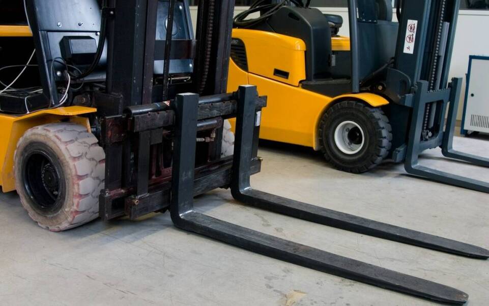 Jak wybrać odpowiednią trakcyjną baterię do wózka widłowego?