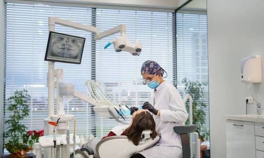 Jak przebiega proces resekcji wierzchołków korzeni w gabinecie stomatologicznym na Przymorzu?