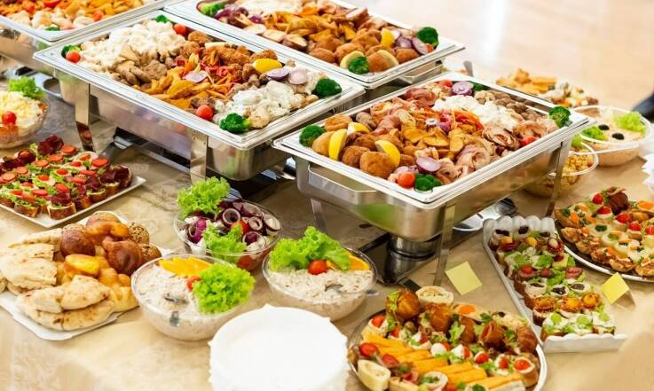 Profesjonalny catering we Wrocławiu: Jakie bufety najlepiej sprawdzają się na urodzinach?