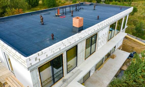 Jakie są najnowsze technologie stosowane w izolacji płaskich dachów?