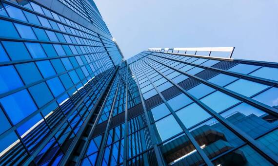 Jak nowoczesne wieżowe dźwigi przyczyniają się do zrównoważonego budownictwa?