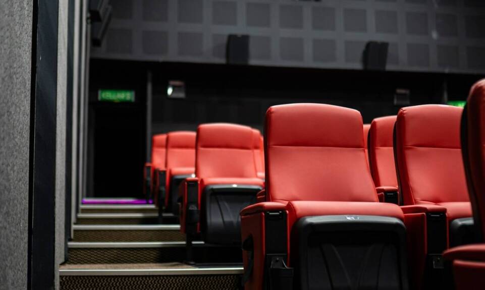 Innowacje i trendy w technologiach produkcji foteli teatralnych