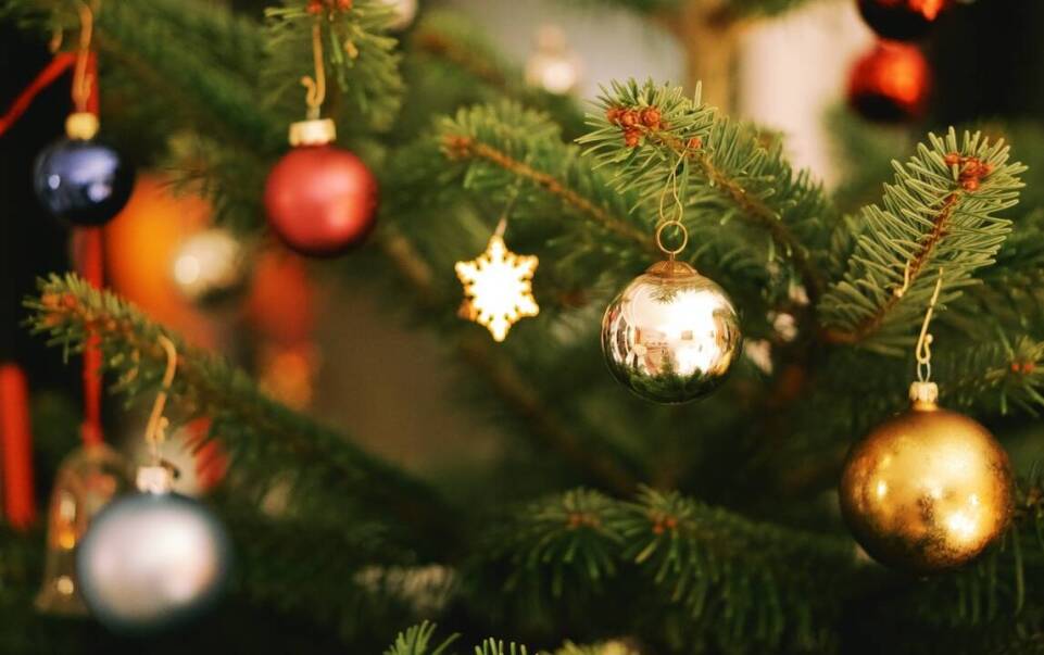 Jak niedekorowana choinka umożliwia personalizację dekoracji świątecznej?