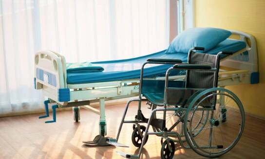 Rola wypożyczalni rehabilitacyjnych łóżek w domowej opiece nad pacjentem
