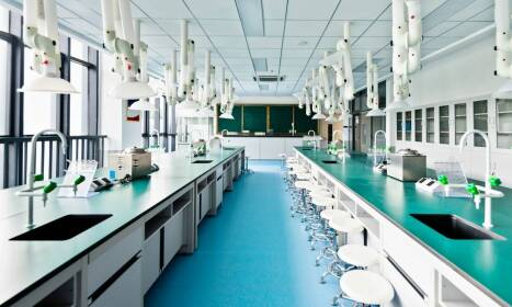 Przemysłowe krzesła w laboratoriach – jakie funkcje spełniają?