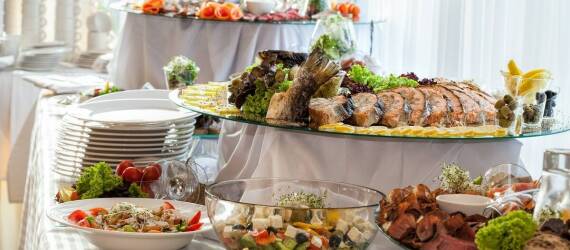 Jakie wegetariańskie dania warto uwzględnić w menu na bankiety?