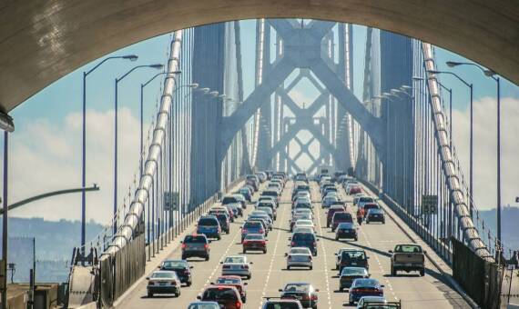 Jak krajowy transport przyczynia się do rozwoju infrastruktury?