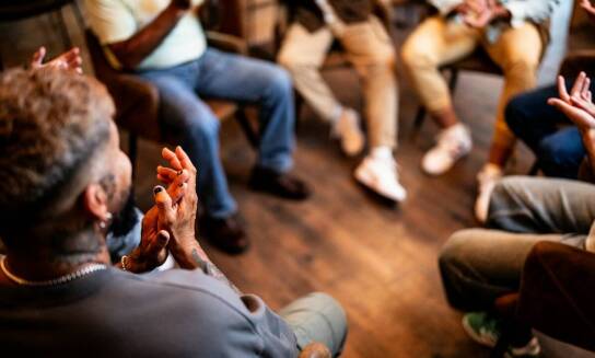 W jaki sposób wsparcie grupowe pomaga w przezwyciężaniu kryzysów emocjonalnych?