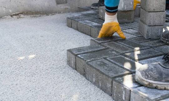 Jak wygląda proces montażu schodów z brukowej kostki?