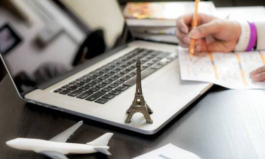 Jakie elementy wpływają na wybór firmy oferującej lotniskowe transfery?