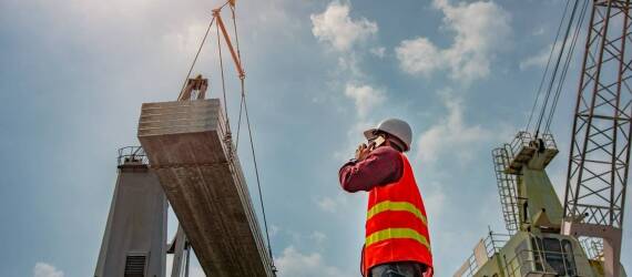 Bezpieczny transport budowlanych maszyn – kluczowe aspekty
