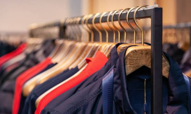 Ekskluzywne przejściowe kurtki w ofercie odzieżowych hurtowni – na co zwrócić uwagę?