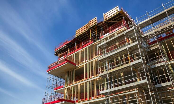 Budowa garaży z zastosowaniem warstwowych płyt – kluczowe aspekty