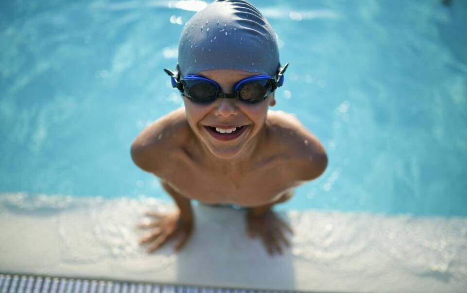 Dlaczego grzbietowy styl jest kluczowy w nauce pływania dla dzieci?