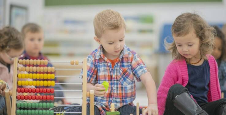 Jak program pedagogiki Montessori wpływa na wolność wyboru u dziecka?