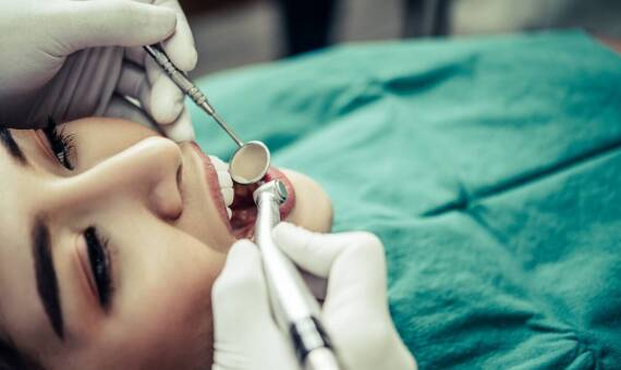 Na czym polega piaskowanie zębów i kiedy warto zdecydować się na ten zabieg?