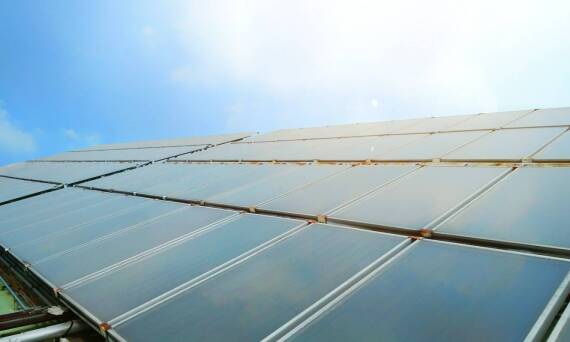 Jak instalacja fotowoltaicznych paneli wpływa na zrównoważony rozwój firmy?