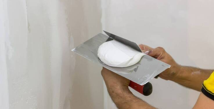 Jakie techniki szpachlowania stosuje się przy wykończeniach wnętrz?