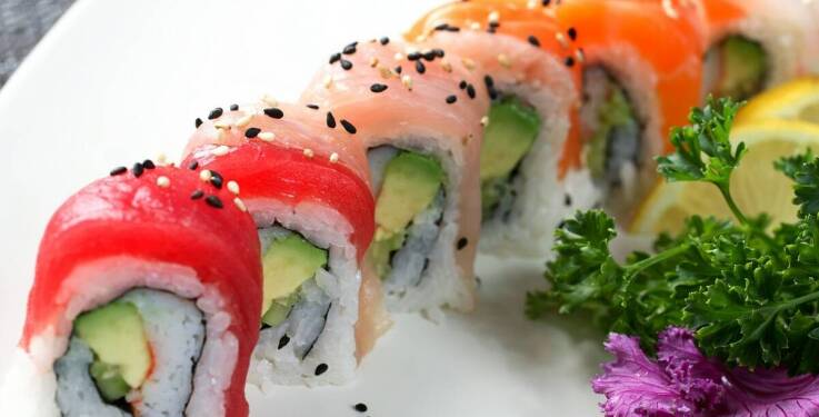 Sushi z dostawą jako alternatywa dla tradycyjnych posiłków z wynoszeniem