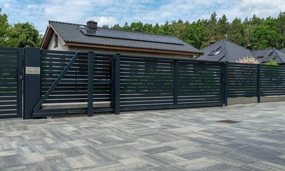 Automatyka do bram a integracja z alarmowymi systemami – co warto wiedzieć?