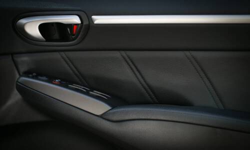 Jakie normy muszą spełniać mocujące pasy dla zapewnienia bezpieczeństwa?