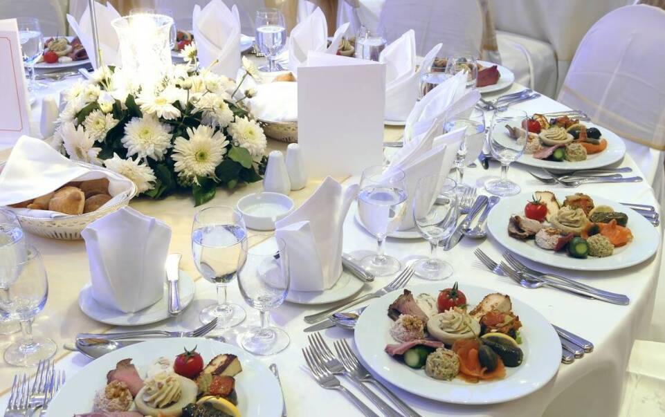 Jak wybrać salę na imprezę dostosowaną do dietetycznych potrzeb gości?