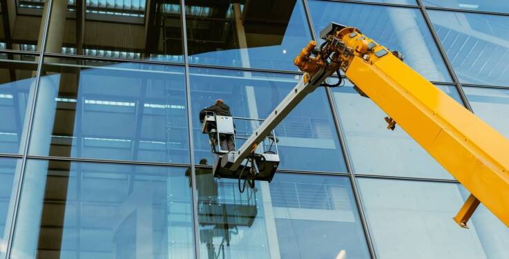 Zastosowanie koszowych podnośników w konserwacji elewacji – minimalizacja ryzyka uszkodzeń