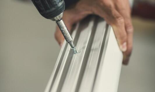 Montaż plastikowych okien – jakie aspekty wpływają na ich trwałość i funkcjonalność?