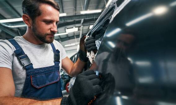 Jakie są najważniejsze zalety usuwania wgnieceń bez użycia lakieru?