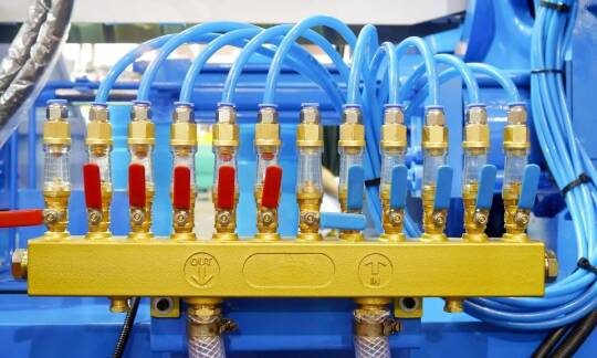 Modyfikacje form do wtryskarek - kiedy i dlaczego warto je przeprowadzać?