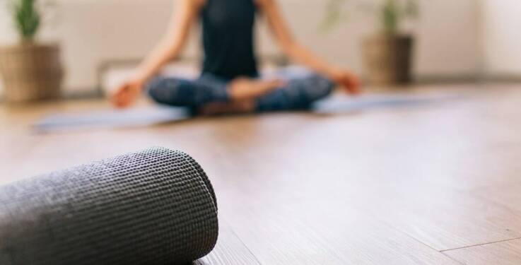 Joga online dla seniora – jakie akcesoria mogą się przydać podczas ćwiczeń?