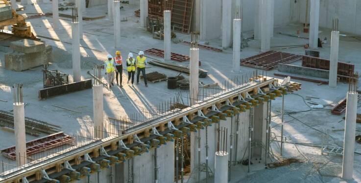 Wybór maszyny do natryskowego szpachlowania a specyfika projektu budowlanego