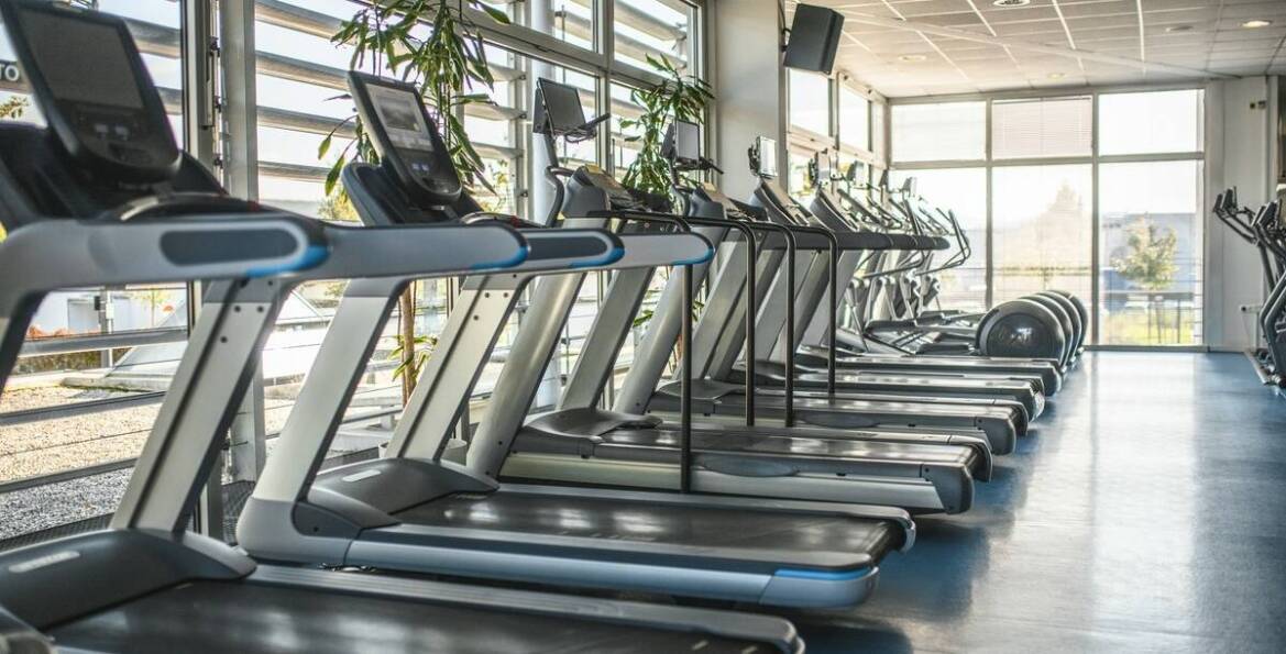 Rower fitnessowy jako alternatywa dla siłowni: zalety i wady