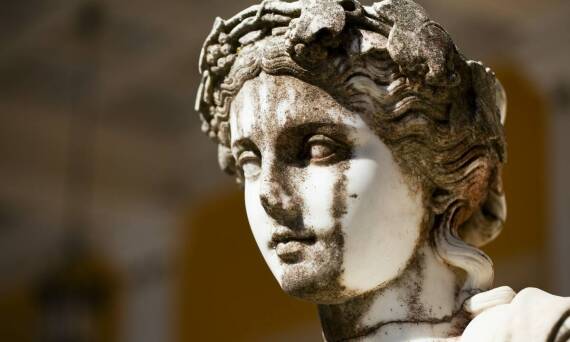 Wpływ materiałów na trwałość i wygląd popiersi: Co warto wiedzieć?