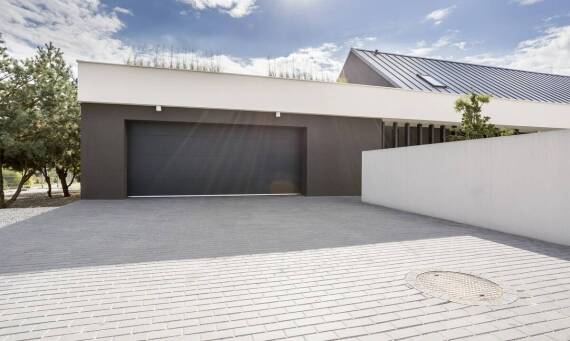 Wybór materiałów do wielostanowiskowego szklanego garażu: co warto wiedzieć?