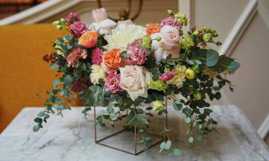 Funeralne kompozycje z użyciem sztucznych i naturalnych kwiatów – zalety i wady