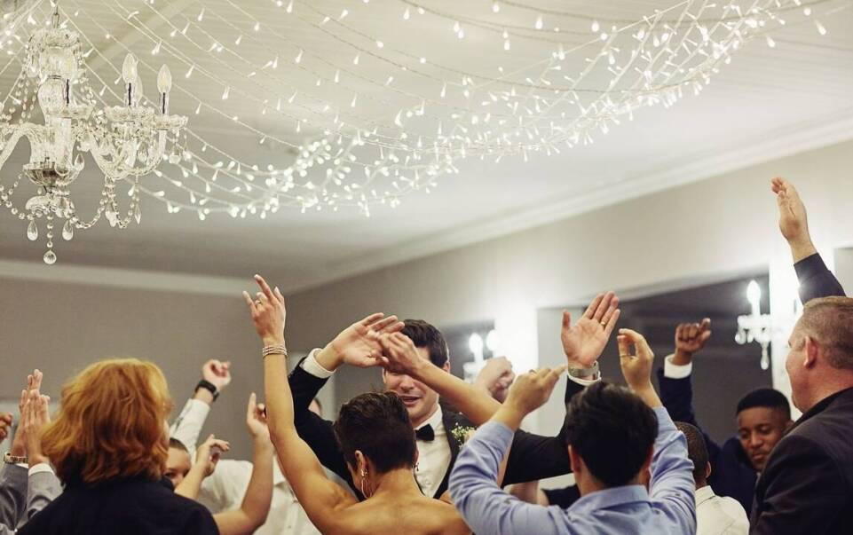 Wpływ muzyki na atmosferę wesela - co oferuje DJ w Słupsku