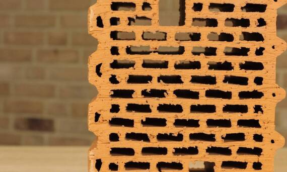 Pełna cegła w konstrukcjach fundamentowych – wytrzymałość i trwałość