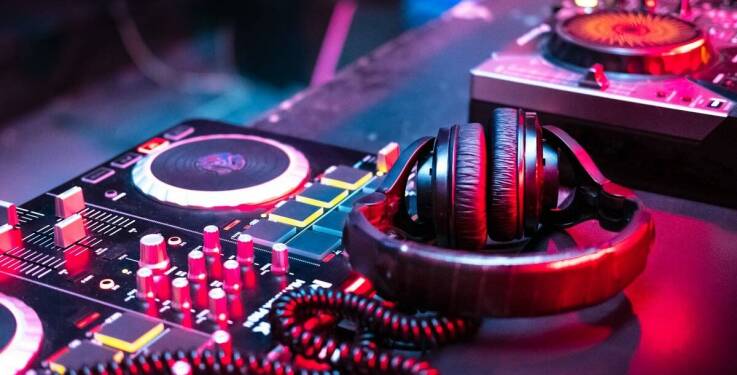 Profesjonalne usługi DJ-a na imprezach w Katowicach: co oferujemy?