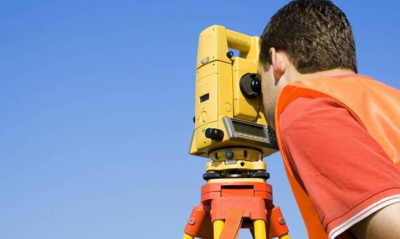 Jakie wyzwania stoją przed geodetą przy wyznaczaniu granic działek?