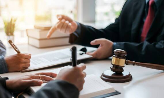 Jakie są korzyści z zatrudnienia prawnika w sprawach dotyczących bankowego prawa?